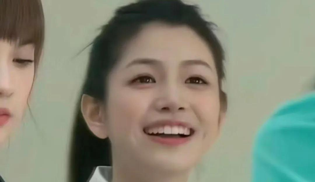 陈妍希早期照片妥妥的圆脸甜妹啊！完全就是青春小白花一样的颜值！这颜值也是当年很多