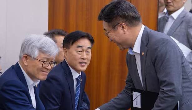 25日韩国李在明政府人事任命再起争议，新任人事革新处长崔东锡被曝在上次大选败北后