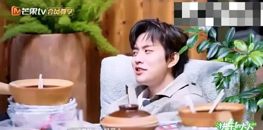 综艺录制现场惊现奇景，明星嘉宾集体“罢工”睡觉？
在最新一期的综艺节目《快乐的大