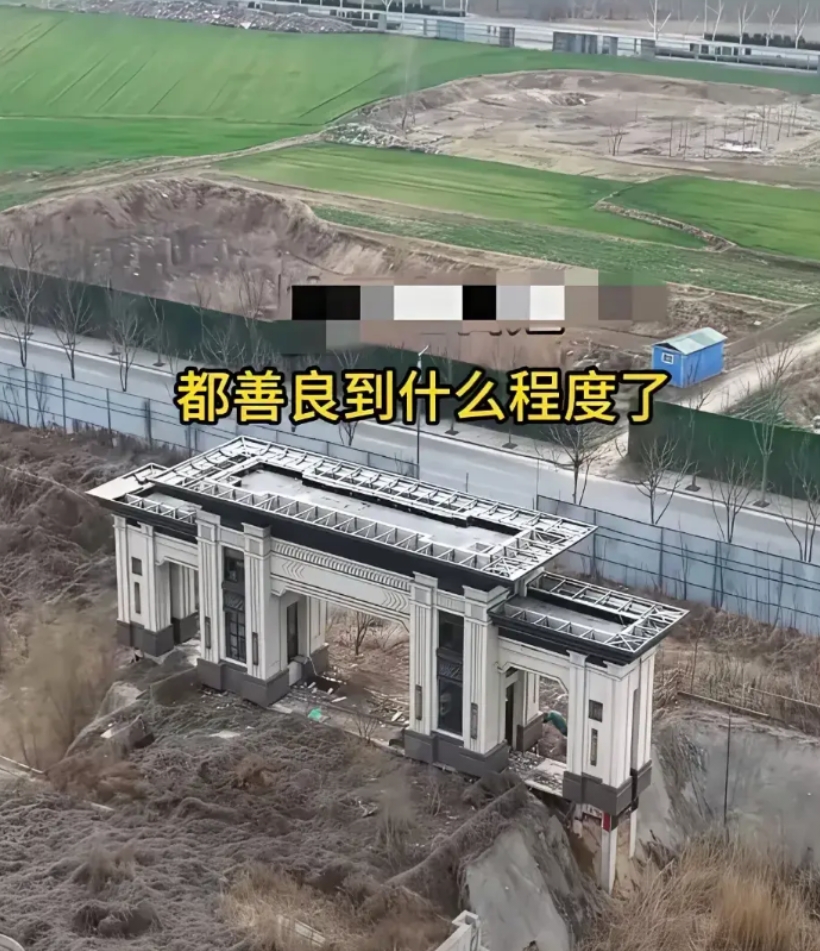 其实，大门的后面是有东西的。