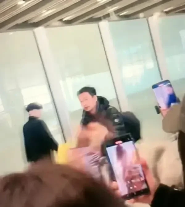 王一博从巴黎回北京啦











我的天哪！王一博从巴黎回北京了？乐乐
