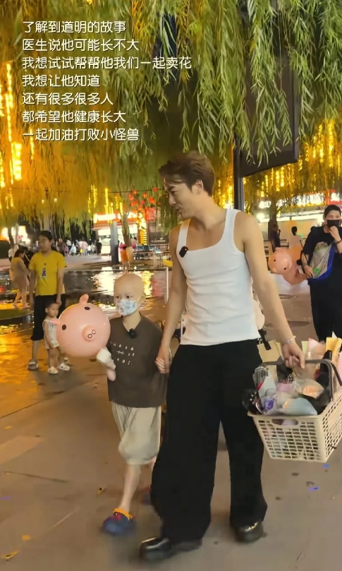 歌手吴克群这次真是太圈粉了！8岁的道明患恶性肿瘤抗癌4年，母亲也患病行动不便，平
