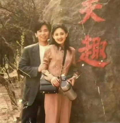 这是牛莉和她老公年轻时候的照片，在那个没有美颜的年代美成这样！ ​​​