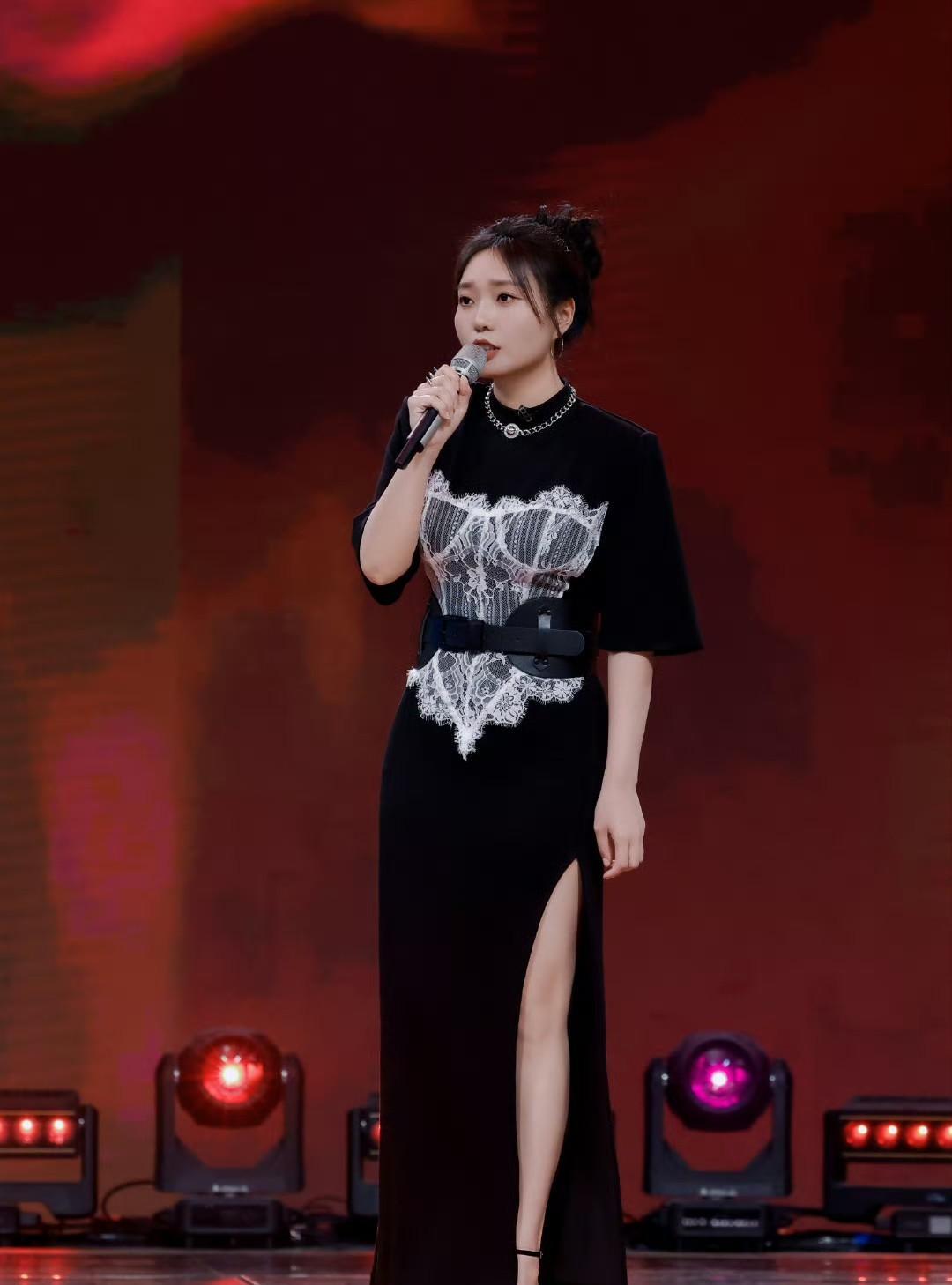 李雪琴自从瘦了之后，服装风格都发生了改变，现在都是那种很媚气、很女人带穿搭！