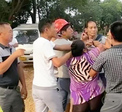 “冤不冤！”三年前，一大爷跟邻居吵完架后回到家中身体状况越来越不好，竟然脑出血导