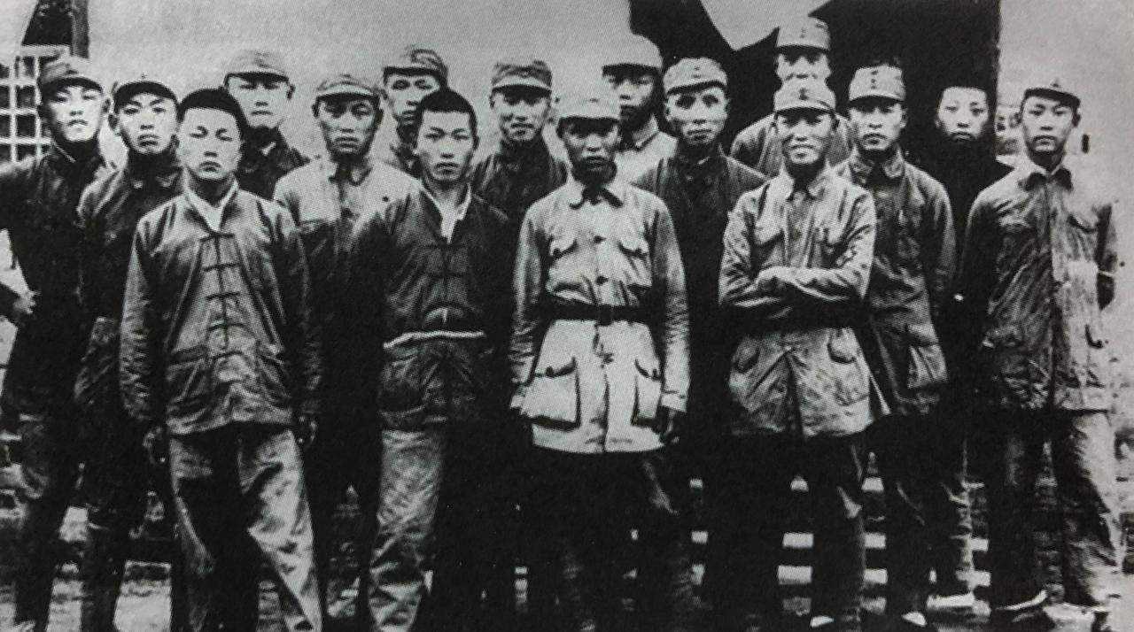 1942年12月23日新四军4师33天反扫荡总结会后合影，前排右一机要员王来、右