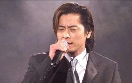 2001年，王杰的事业如日中天，可以和当时的“四大天王”媲美。有一次演出后，王杰