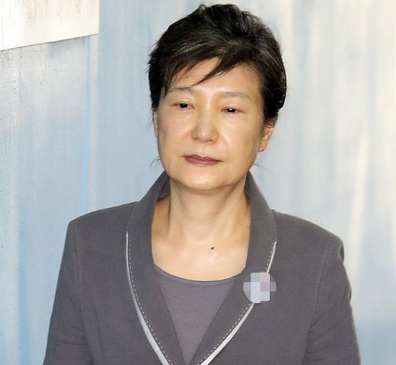 朴槿惠估计会很难受，原本金文洙答应她，只要自己当选，就会为她恢复名誉。但是从结果