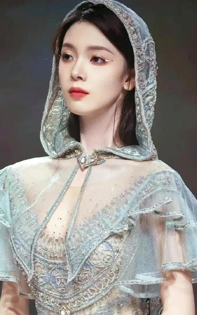 陈瑶这组造型，精灵感简直要溢出屏幕！薄如蝉翼的浅绿纱衣，缀满细碎银饰，在光下泛着