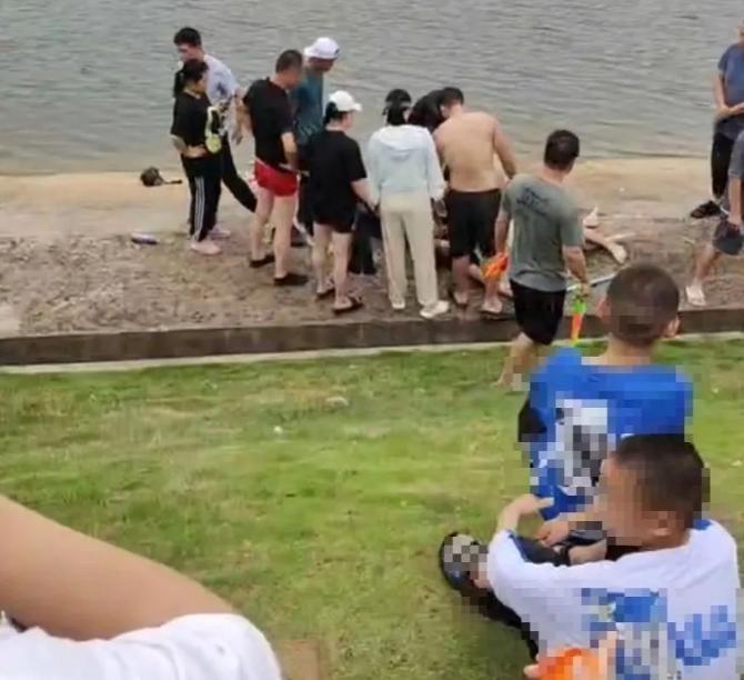 “良心被狗吃了？”2024年，在武汉兰亭水库公园湖边，一名中年男子为救落水的母子
