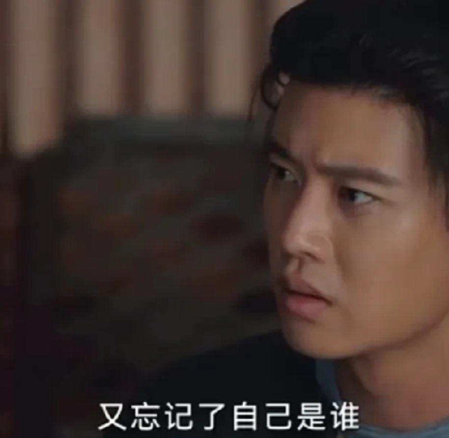 #无忧渡#里，宣夜幼时在地下城昏迷，被父亲捡回。彼时他妖力强大却失忆，父亲肉眼难
