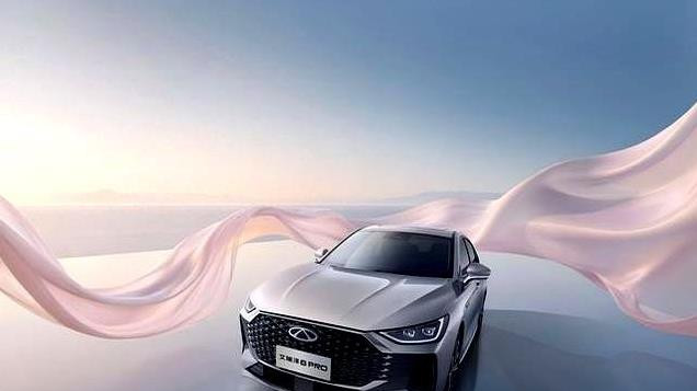 汽车厂商狂堆配置为哪般？入门高配背后，藏着车市竞争的无奈