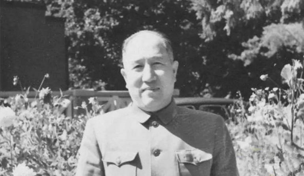 1945年他担任粟裕的军区参谋长，协助指挥战斗，让粟裕极为喜爱，谁料三个月后，此
