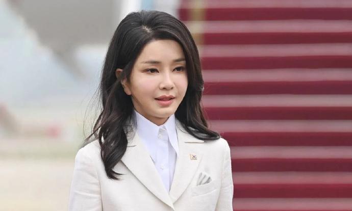 快讯！日前已金建希为调查对象的韩国特别检察小组以腐败罪正式是向韩国法院申请对金建