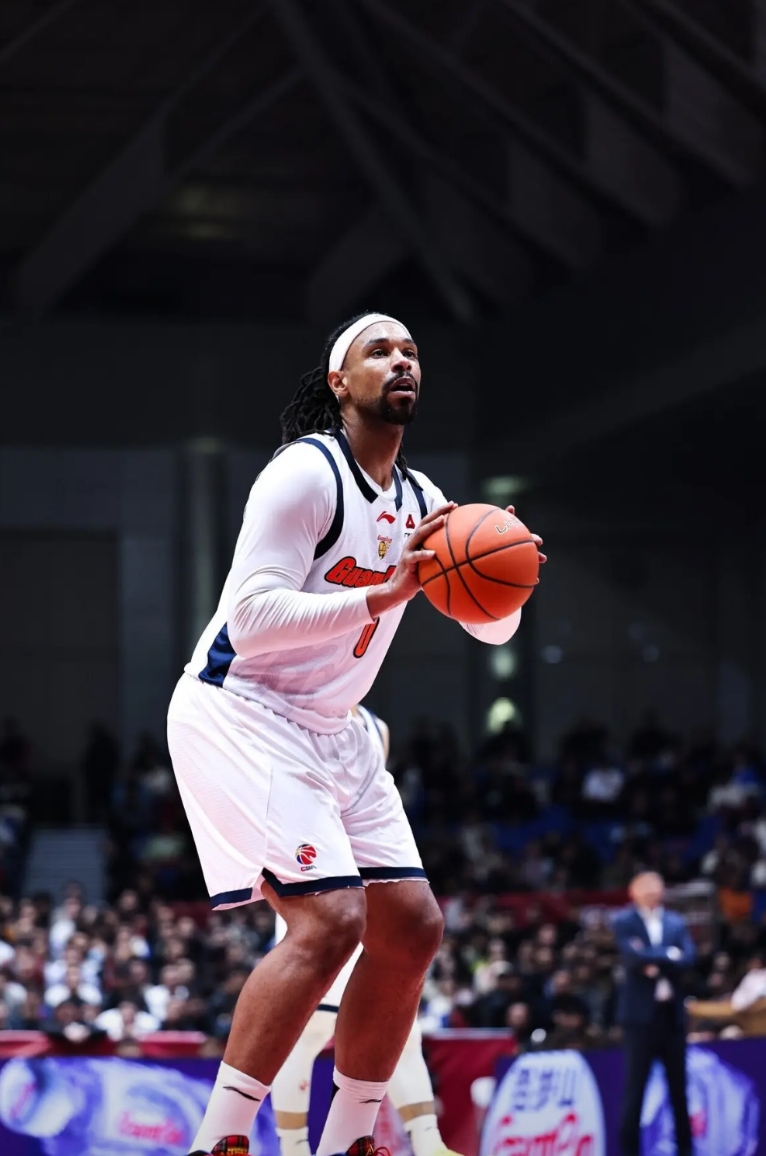 事实证明，萨林杰的能力高于莫兰德！
上赛季广东队经常在第四节断电或者被翻盘，原因