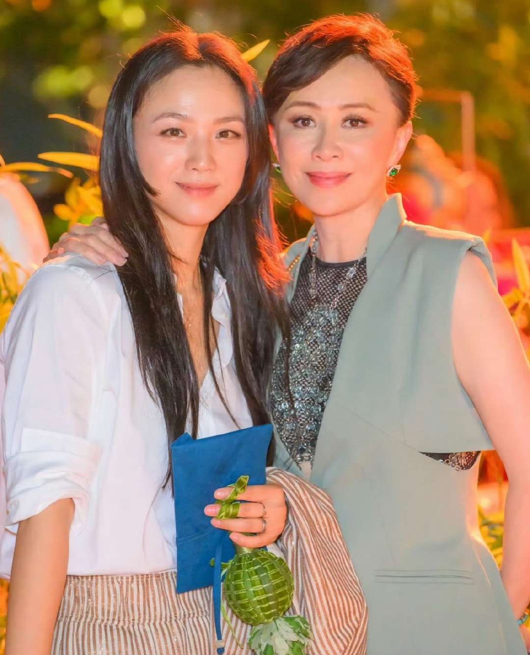 这应该是汤唯和刘嘉玲的第一次同框合照吧。不得不说，做影帝梁朝伟的老婆包容心就是要