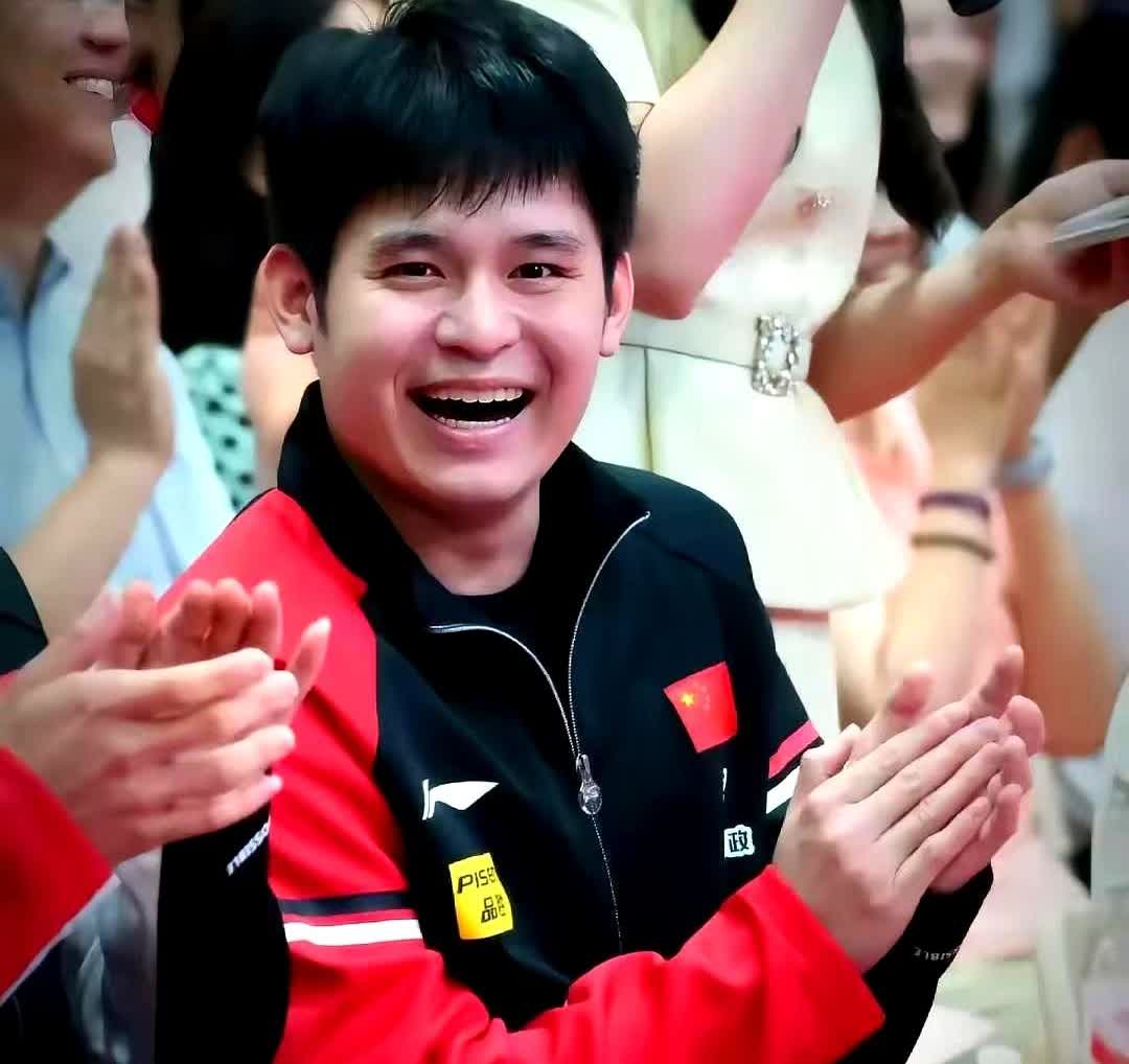 熬夜看球的我们，最怕的不是输球，而是少年被一句“必须赢”压垮！

林诗栋站上