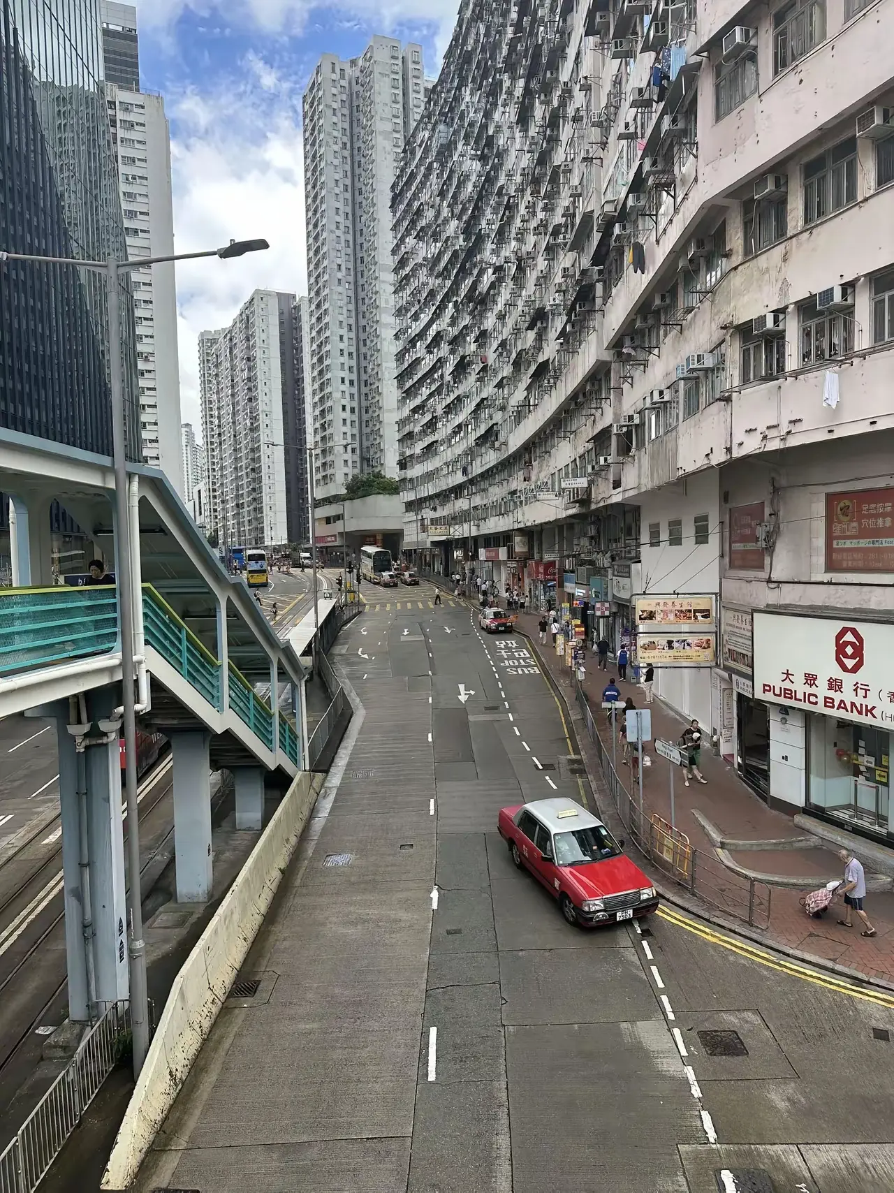 香港还是挺香的
一个香港朋友说，香港几十年没变过，好多地方特别老旧，不像大陆，日