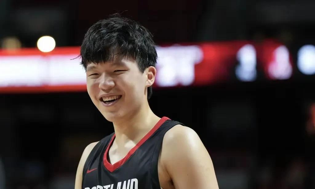杨瀚森终于迎来加入开拓者首秀，10分4篮板5助攻3盖帽，数据虽然不能反映全部，但