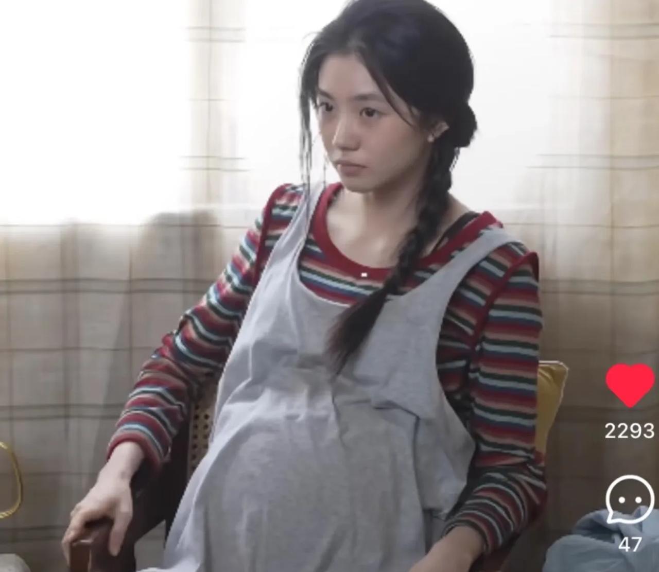 看到刘浩存的孕妇造型，心里感觉怪怪的。
中年女星都能演少女，为何刘浩存这样的年轻