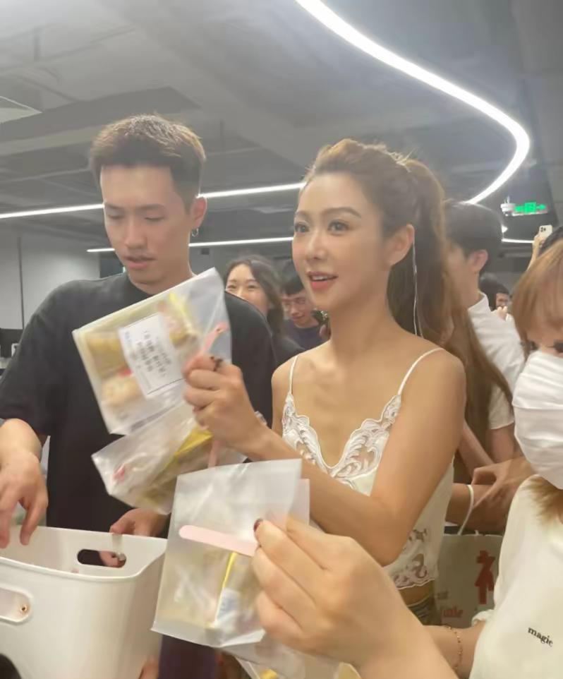 我有个朋友线下活动见过薛凯琪
她说了一句大实话
她说线下的薛凯琪并不是镜头前的那