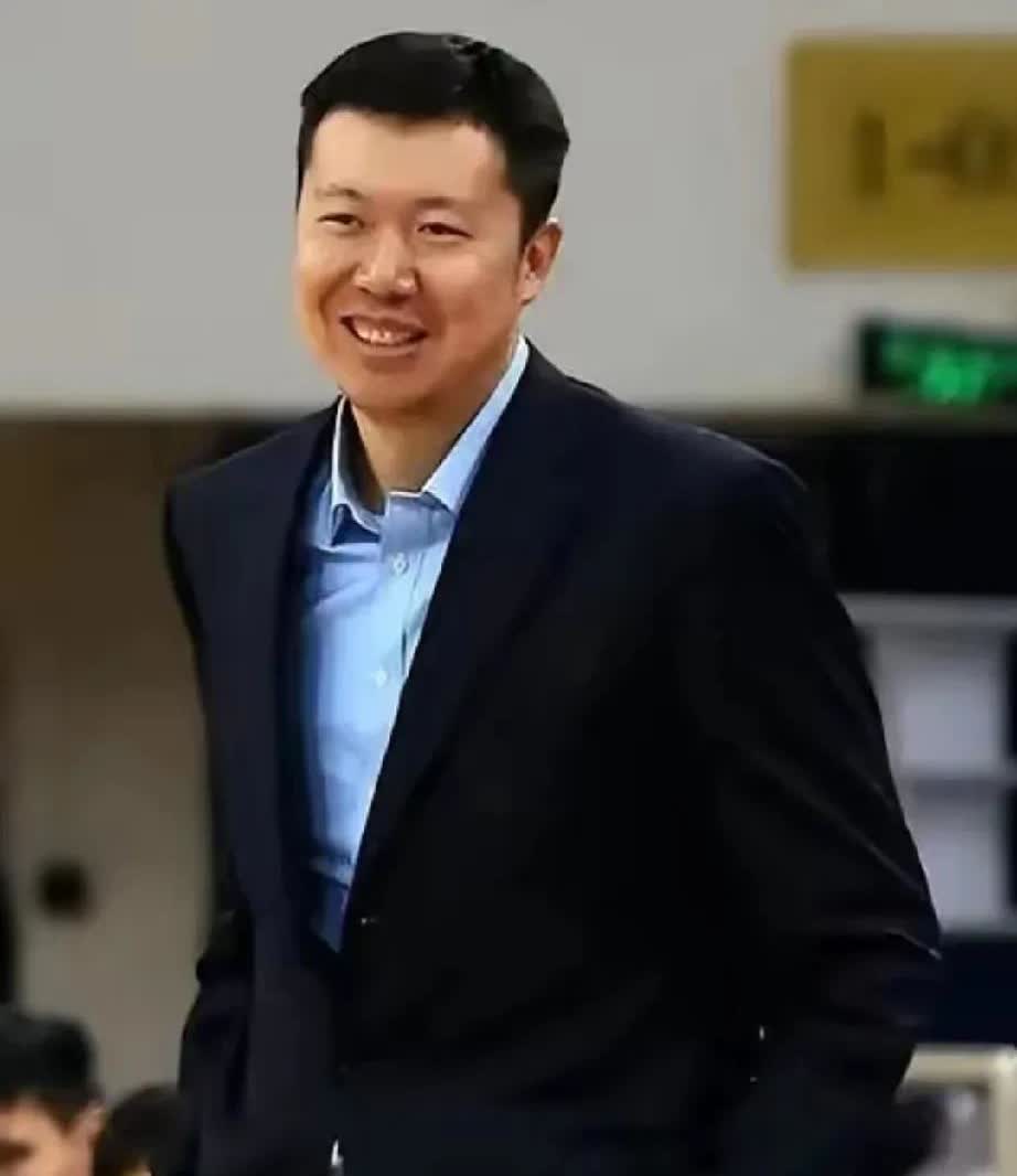王治郅，男，48岁，CBA俱乐部教练，性格温柔。
李笋南，男，52岁，大学生体