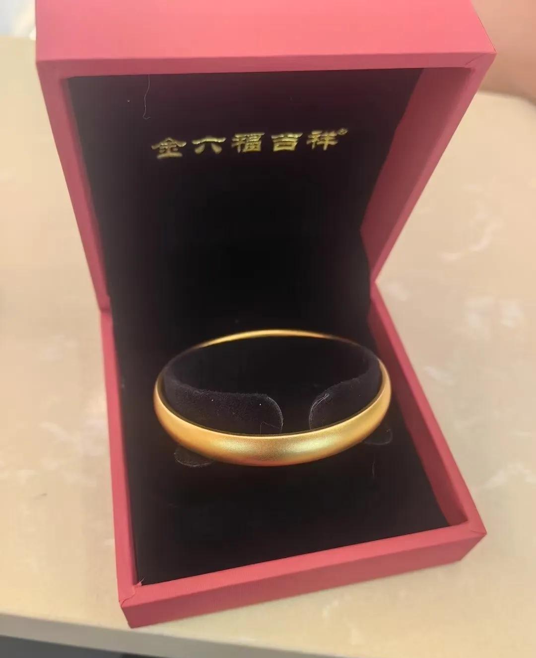 现在的男女关系有多现实？



那天，我陪朋友小丽去选购结婚的三金首饰。  付款