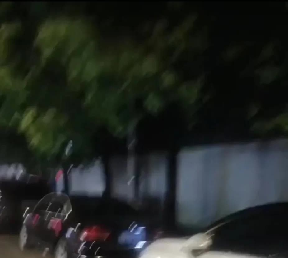 老司机才会这样，新手司机根本不理解！
有次朋友聚餐后去取车，尿意来袭躲到墙角方