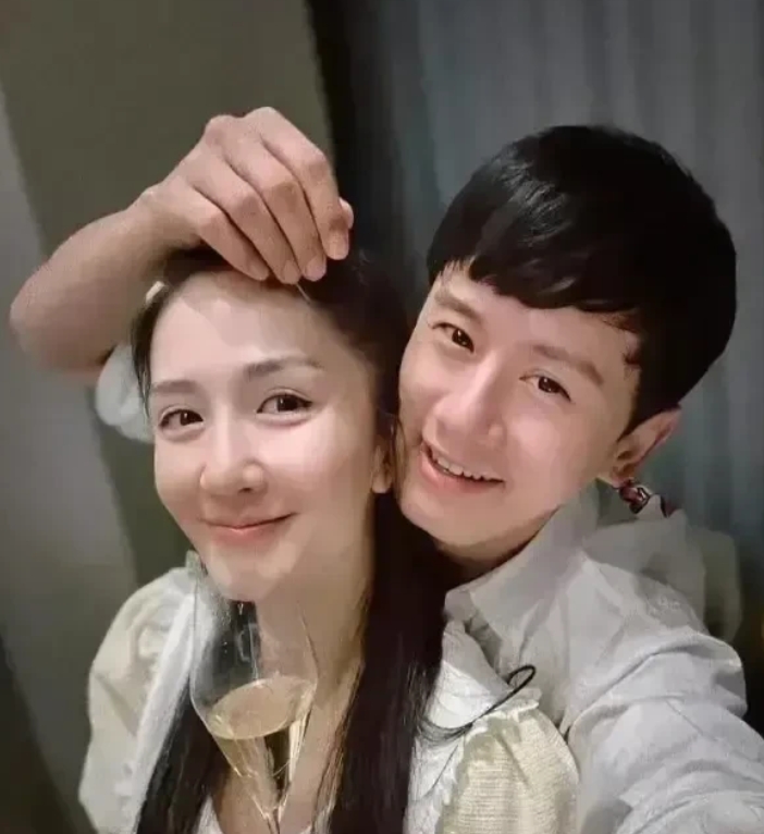 在娱乐圈的生子“赛道”上，谢娜堪称一骑绝尘，稳坐“KPI冠军”宝座。她的三胎宝宝