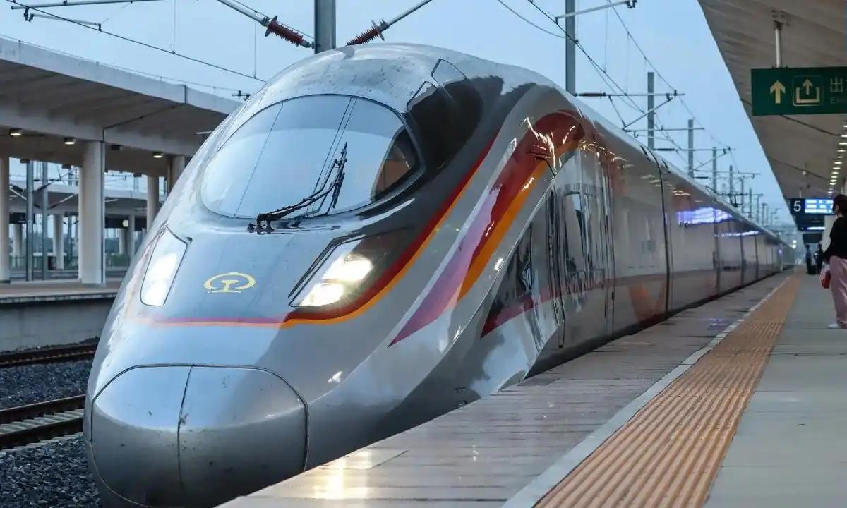 中国为什么执意要发展高铁，而不是廉价航空？因为中国在做一个赌注，赌得就是你用电，