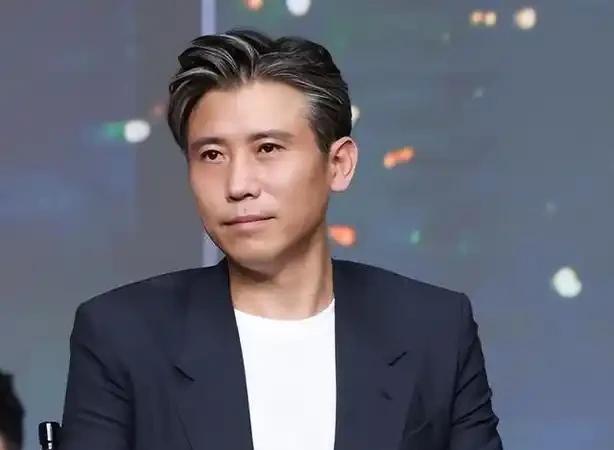 一次节目，主持人问李乃文：“你毕业之后每天都去网吧？”
李乃文笑了：“是啊，我每