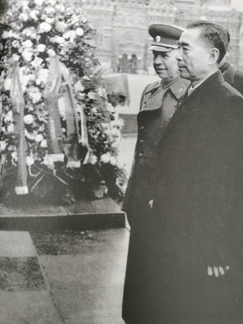 1964年11月，周总理率领中国代表团拜谒列宁墓并献花圈。当时中苏关系已经恶化，