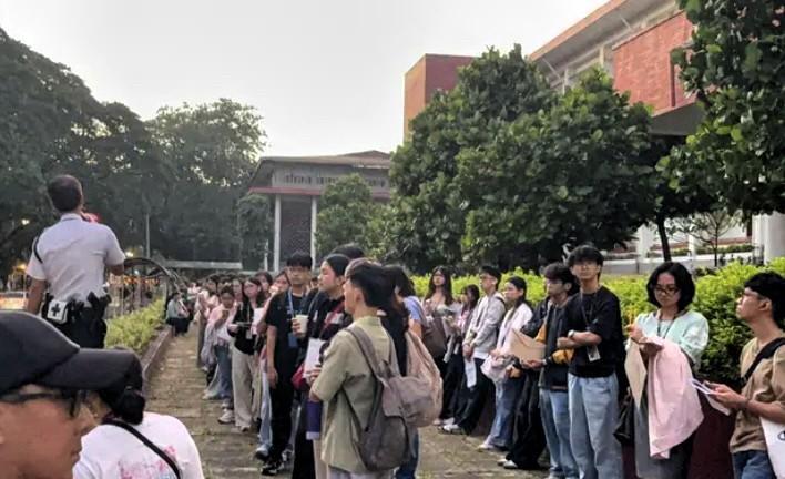 8月2日上午，学生们成群结队地前往菲律宾奎松市的UP Diliman考试中心参加