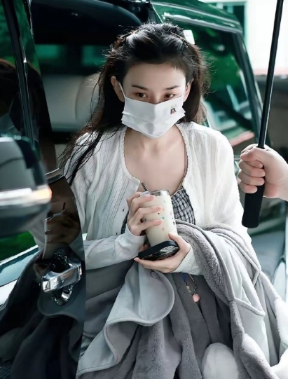 宋祖儿近日打扮甜美可爱，穿着格子吊带裙，就好像邻家女孩，祖儿的私服一如既往的优秀