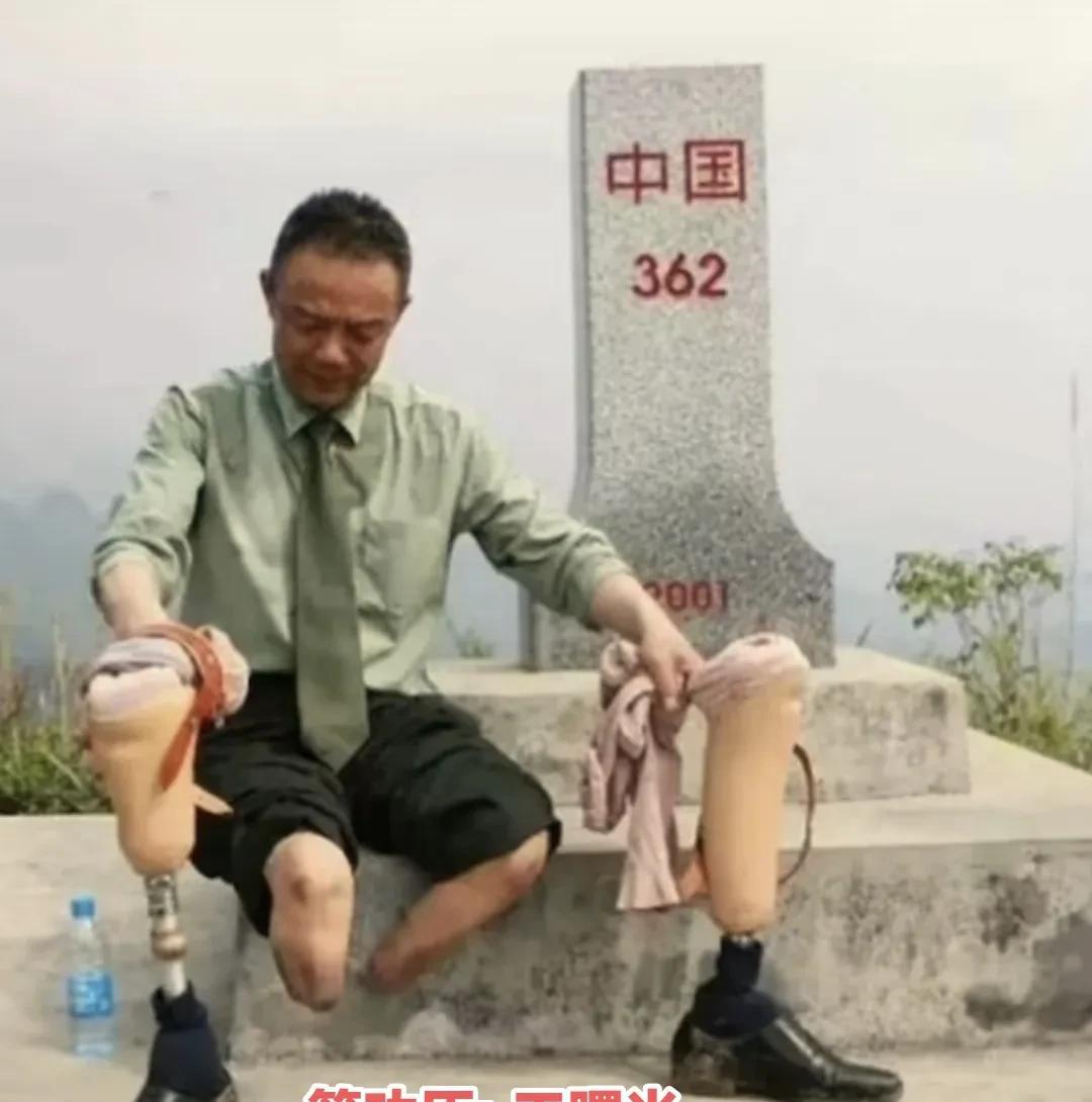 对越参战老兵"一等功臣"王曙光重返老山，他用伤残的双腿登上了者阴山的主峰，他坐在