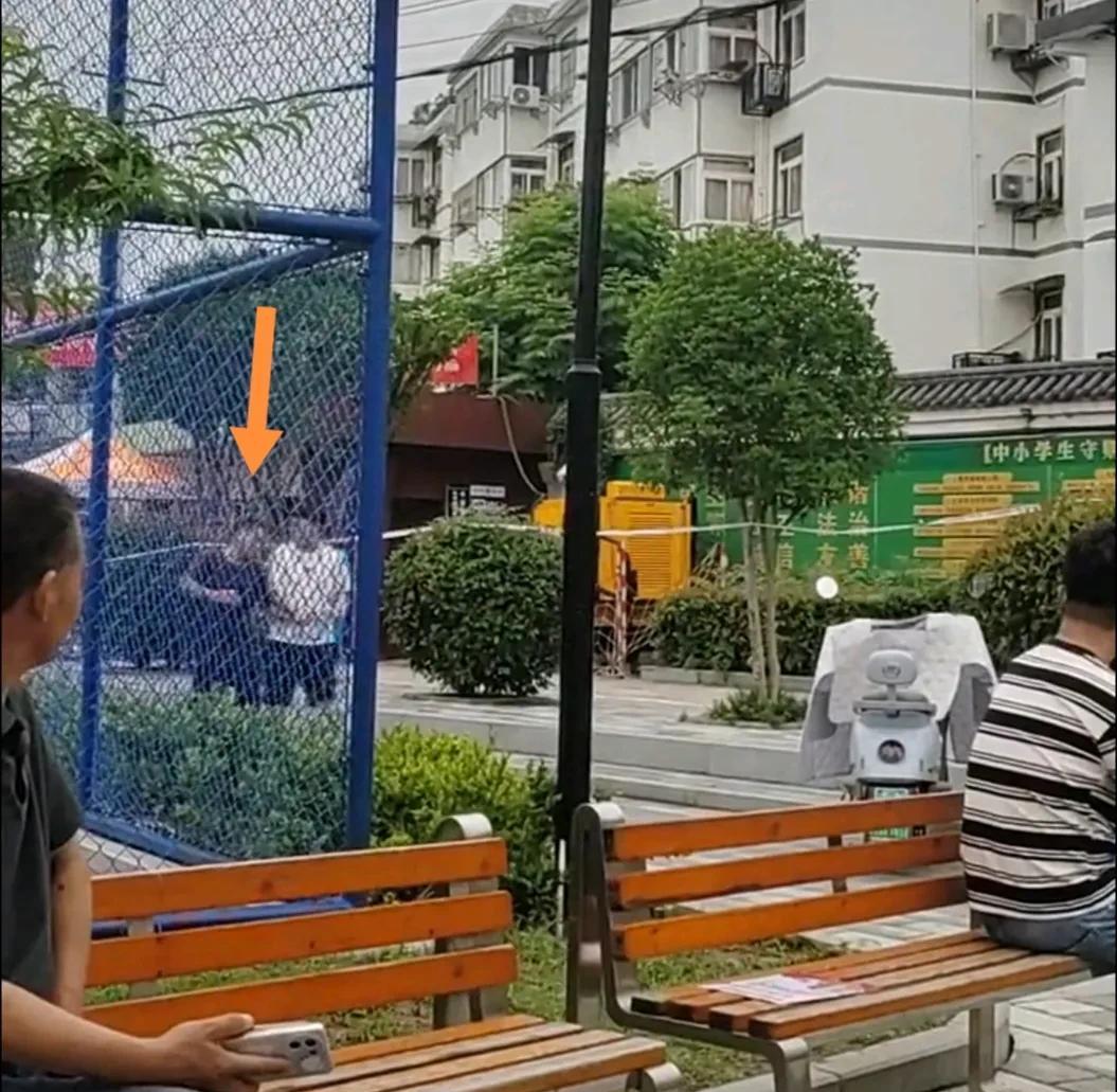 高考孩子迟到，这位父亲扇自己耳光，对儿子说“都怪我”，旁边的儿子说没事。  
