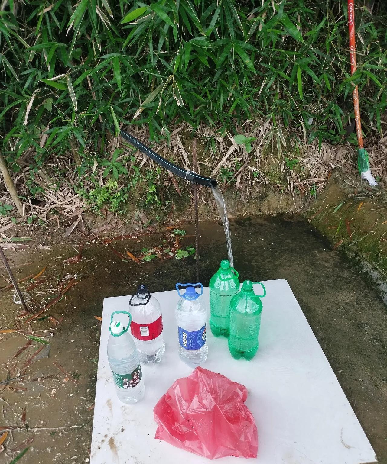 下午去打山泉水，我叫丈夫和我一起去，他拒绝我。
我就生气了。
他坐在沙发上玩手机