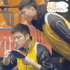 哈哈，头一次看到剪胶皮的东东！
瞧瞧这可爱的小模样，眼神专注，小心翼翼的，不仅手