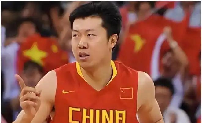 王治郅为中国男篮备战这一年多，随叫随到，一年打十几次“短工”
据透露，中国男篮集