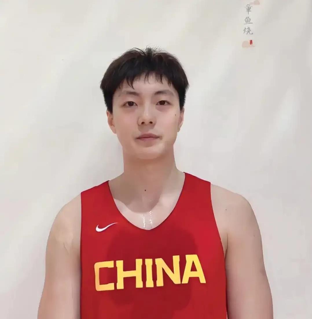 中国男篮如果不改变首发，亚洲杯能输死，五个首发，四个人谁拿球谁攻，赵睿作为一个首