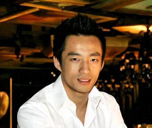 最近汪小菲直播怼黑粉说必须活着养孩子 背后的事儿其实没那么简单
最近网上吵得挺凶