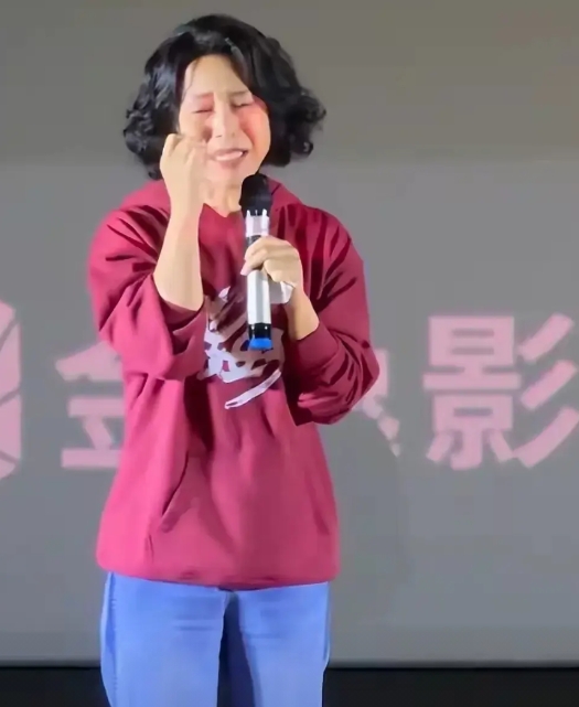 入毒窟还早孕，这就是这些所谓专业电影人眼里的青春。

实际上正经上学的孩子，哪有