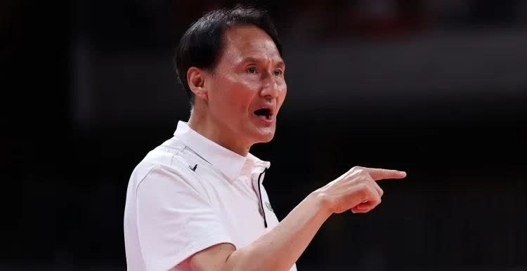 韩国男篮主教练安俊浩大言不惭！要求韩国队员要像饥肠辘辘的群狼一样跨过万里长城！
