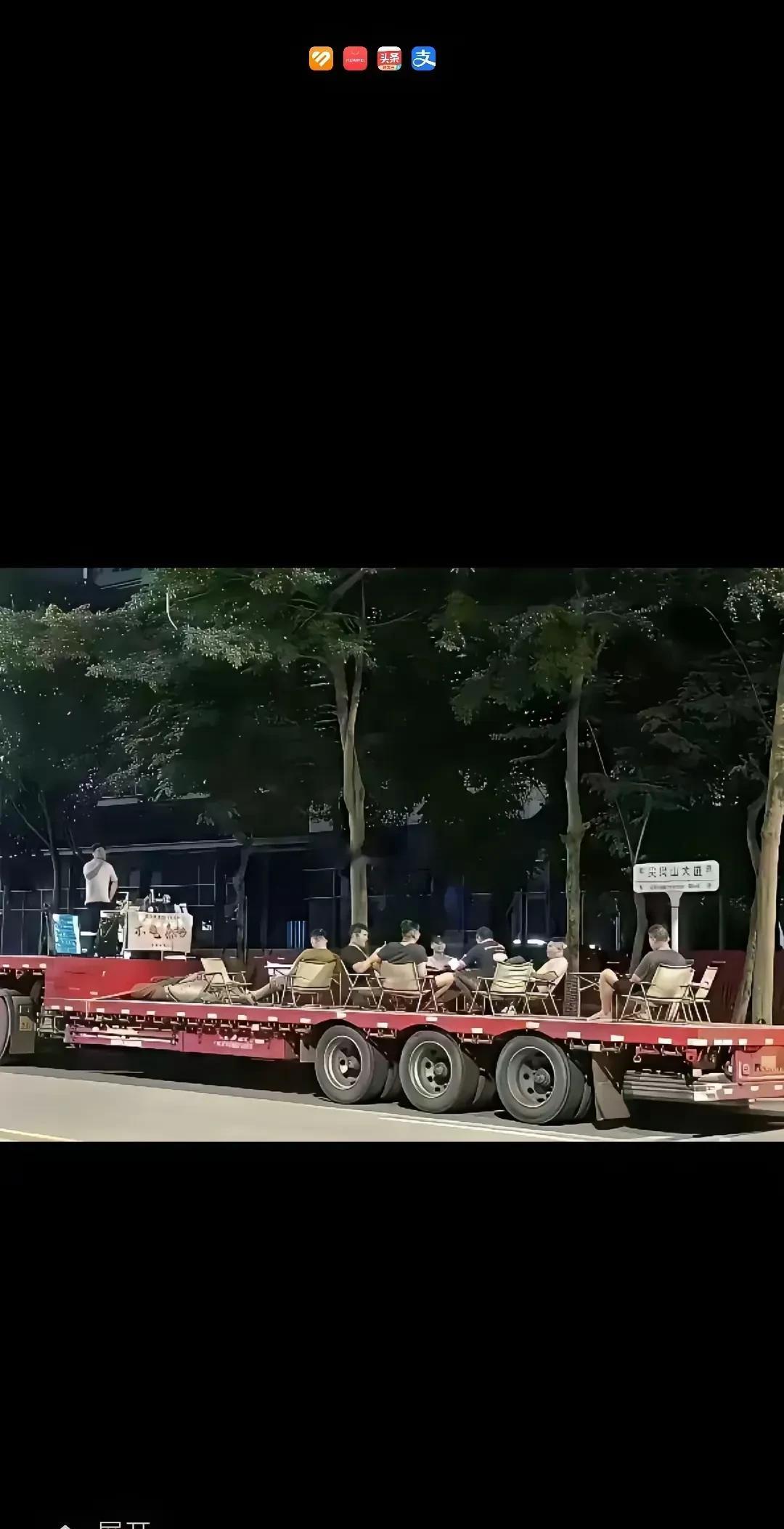 这是什么操作？在大卡车上吃着饭，打着牌，真是好享受呀。如果这样下去，不知道餐厅会