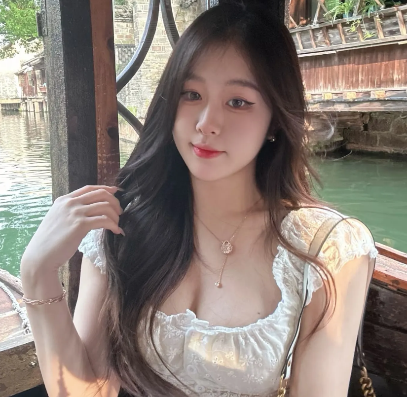 真的很好奇，凌晨一两点还在街上结伴走的美女都是做什么的？不用上班吗？