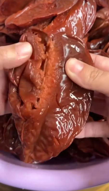 这诱人的特色美食源自哪里？有知道叫什么的吗？
