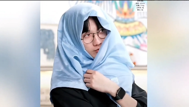 看看吧，
鹏鹏是怎么卖货的？

鹏啊！
衬衣还能这么卖吗？

不知情的人，
还以