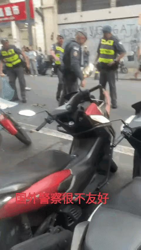 不知前因，光看这个片段，国外唐人街上，这位老太太属于袭警了。不过警察这样对付一个