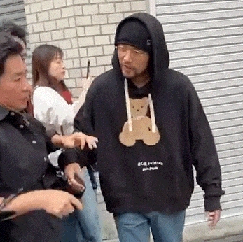 近日有网友街头偶遇周杰伦，穿着休闲卫衣，有些佝偻，走路姿势似乎有些吃力。此前，刘