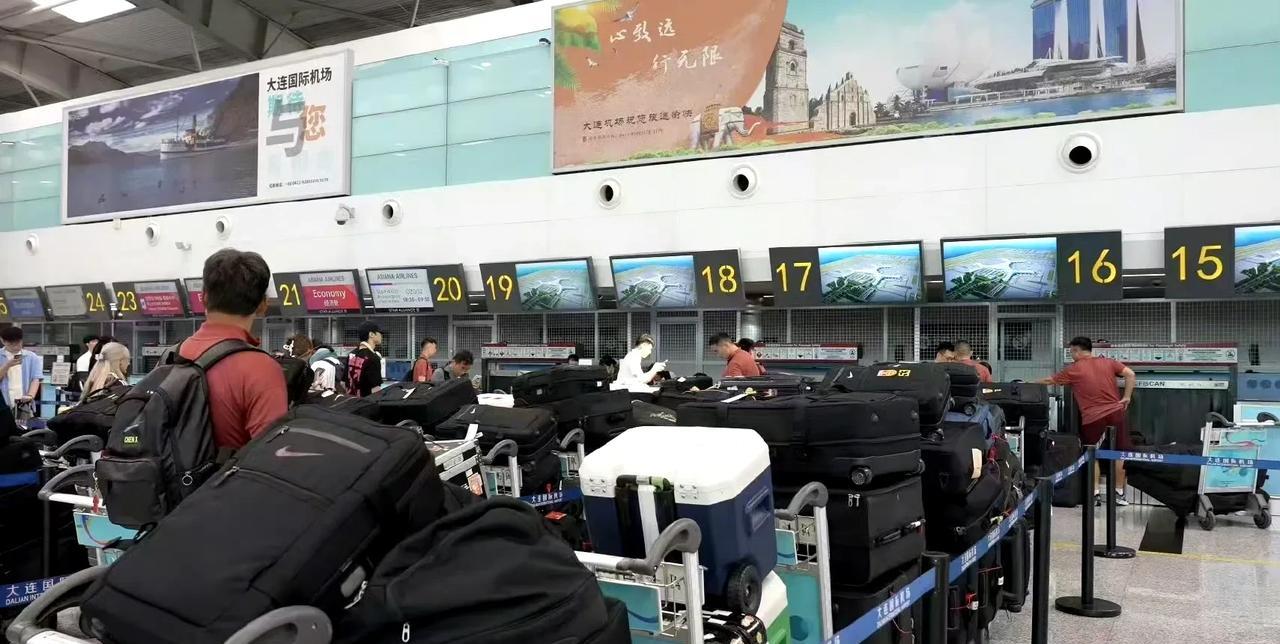 中国队出战东亚杯带了140件行李被自媒体带节奏，官方回应：皆属于正常的训练和参赛